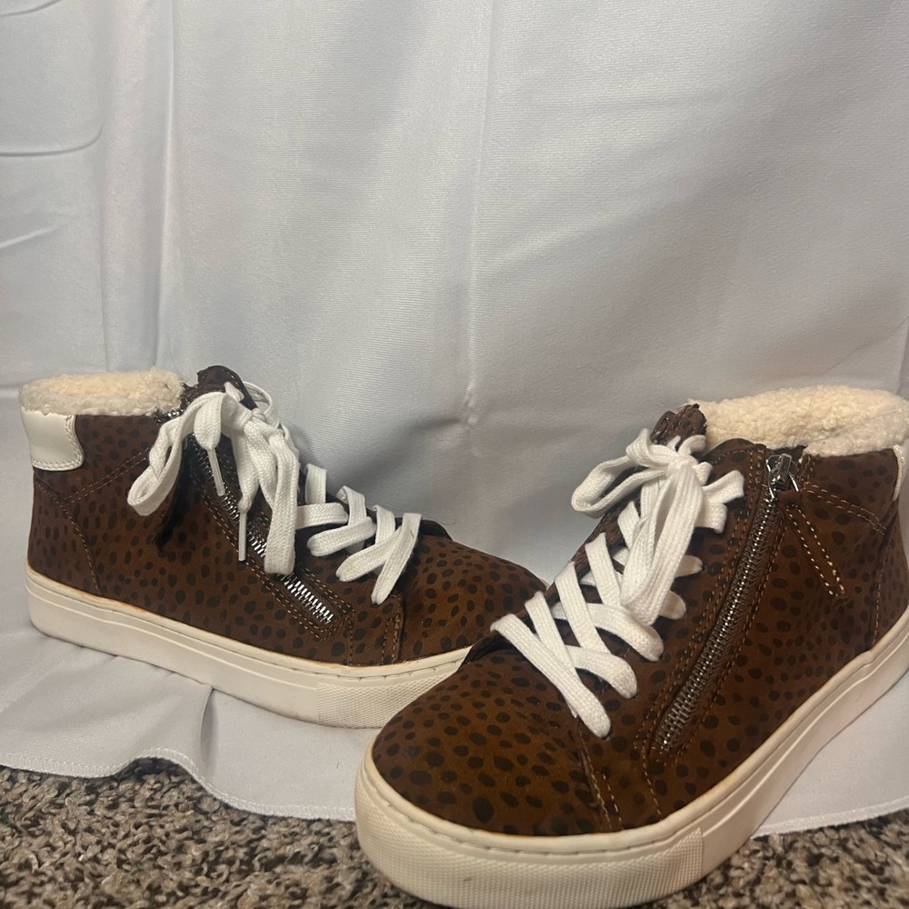 Speckled tennis shoes
